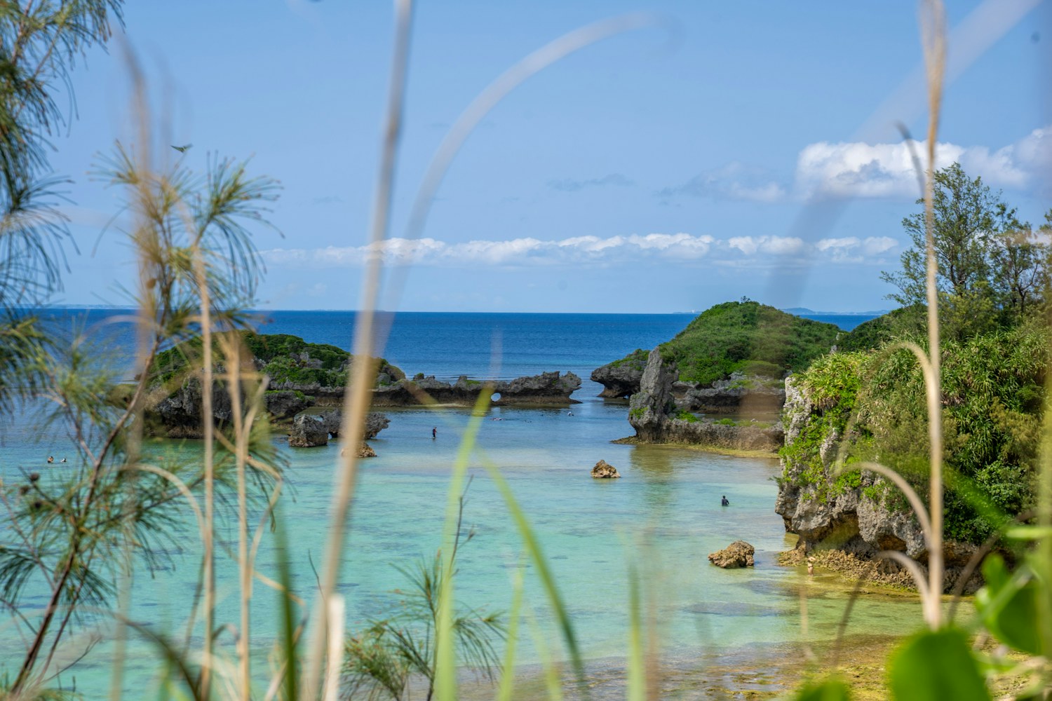 沖繩恩納海岸的碧藍海水與綠色岬角